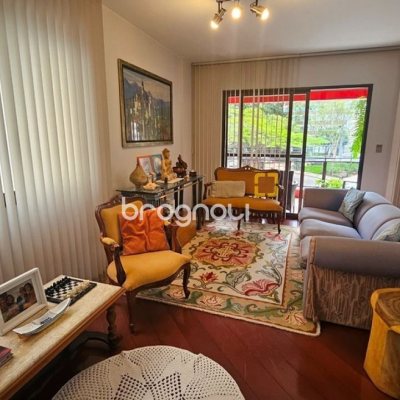 Apartamento com 246m², 4 quartos (sendo 2 suítes), 2 garagens, no bairro Centro em Florianópolis