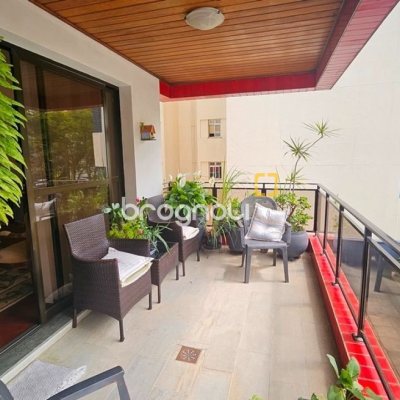 Apartamento com 246m², 4 quartos (sendo 2 suítes), 2 garagens, no bairro Centro em Florianópolis