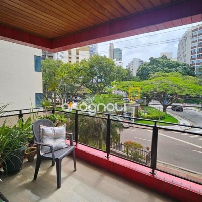 Apartamento com 246m², 4 quartos (sendo 2 suítes), 2 garagens, no bairro Centro em Florianópolis