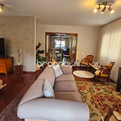 Apartamento com 246m², 4 quartos (sendo 2 suítes), 2 garagens, no bairro Centro em Florianópolis