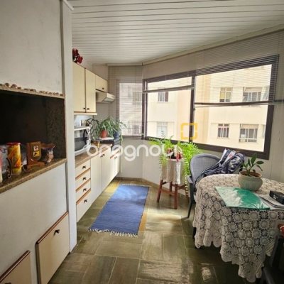 Apartamento com 246m², 4 quartos (sendo 2 suítes), 2 garagens, no bairro Centro em Florianópolis