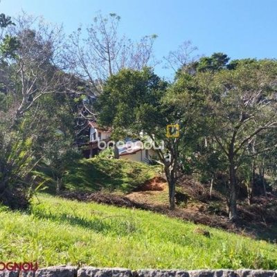 Casa com 250m², 3 quartos (sendo 1 suíte), 2 garagens, no bairro Sambaqui em Florianópolis