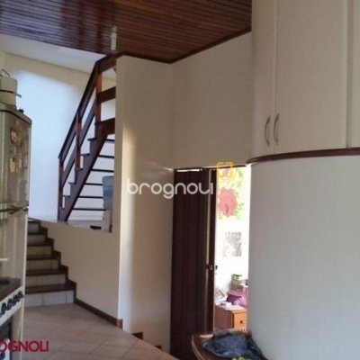 Casa com 250m², 3 quartos (sendo 1 suíte), 2 garagens, no bairro Sambaqui em Florianópolis