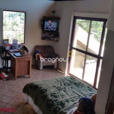 Casa com 250m², 3 quartos (sendo 1 suíte), 2 garagens, no bairro Sambaqui em Florianópolis