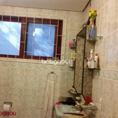 Casa com 250m², 3 quartos (sendo 1 suíte), 2 garagens, no bairro Sambaqui em Florianópolis