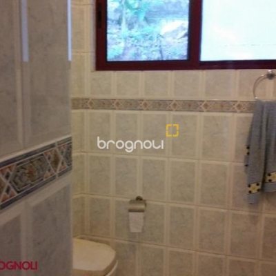 Casa com 250m², 3 quartos (sendo 1 suíte), 2 garagens, no bairro Sambaqui em Florianópolis