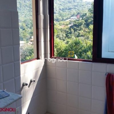 Casa com 250m², 3 quartos (sendo 1 suíte), 2 garagens, no bairro Sambaqui em Florianópolis