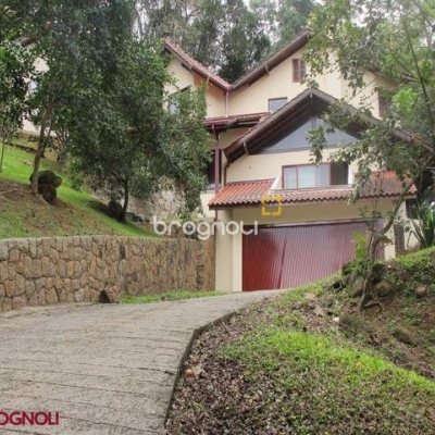 Casa com 250m², 3 quartos (sendo 1 suíte), 2 garagens, no bairro Sambaqui em Florianópolis