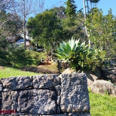 Casa com 250m², 3 quartos (sendo 1 suíte), 2 garagens, no bairro Sambaqui em Florianópolis