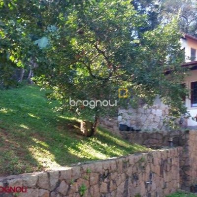 Casa com 250m², 3 quartos (sendo 1 suíte), 2 garagens, no bairro Sambaqui em Florianópolis