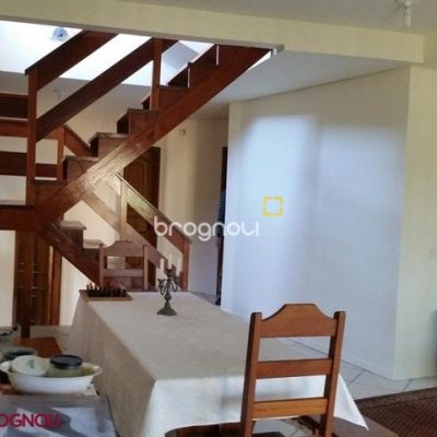 Casa com 250m², 3 quartos (sendo 1 suíte), 2 garagens, no bairro Sambaqui em Florianópolis