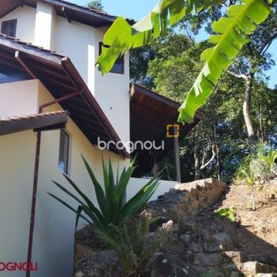 Casa com 250m², 3 quartos (sendo 1 suíte), 2 garagens, no bairro Sambaqui em Florianópolis