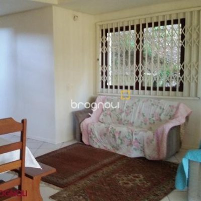 Casa com 250m², 3 quartos (sendo 1 suíte), 2 garagens, no bairro Sambaqui em Florianópolis