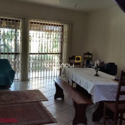Casa com 250m², 3 quartos (sendo 1 suíte), 2 garagens, no bairro Sambaqui em Florianópolis