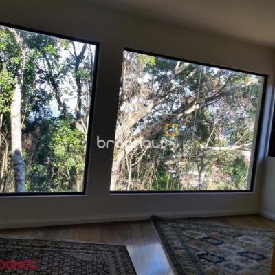 Casa com 250m², 3 quartos (sendo 1 suíte), 2 garagens, no bairro Sambaqui em Florianópolis