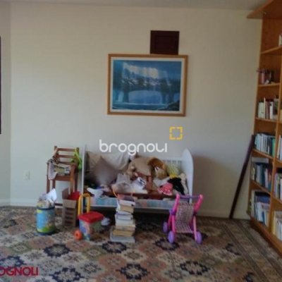 Casa com 250m², 3 quartos (sendo 1 suíte), 2 garagens, no bairro Sambaqui em Florianópolis