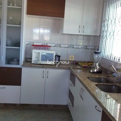 Galpão com 1270m², 6 garagens, no bairro Serraria em São José