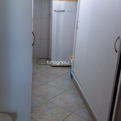 Galpão com 1270m², 6 garagens, no bairro Serraria em São José