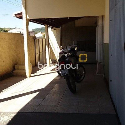 Galpão com 1270m², 6 garagens, no bairro Serraria em São José