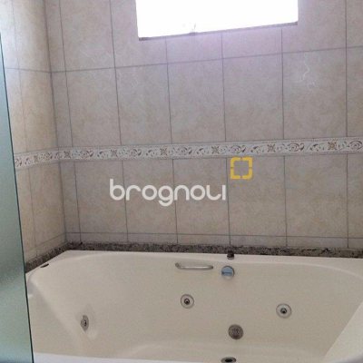 Galpão com 1270m², 6 garagens, no bairro Serraria em São José