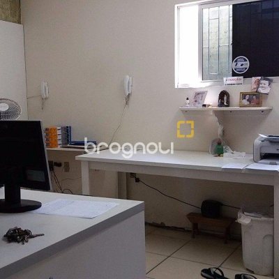 Galpão com 1270m², 6 garagens, no bairro Serraria em São José