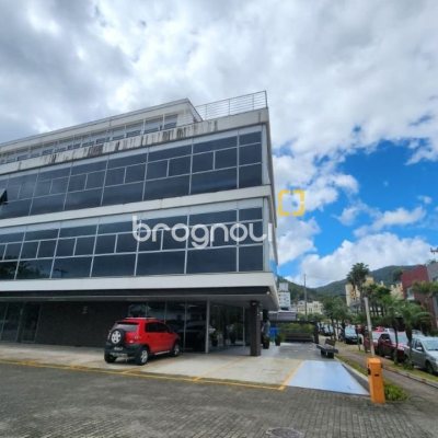 Sala com 100m², 4 garagens, no bairro Saco Grande em Florianópolis