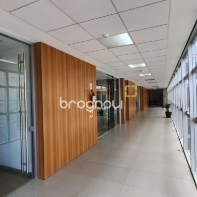 Sala com 100m², 4 garagens, no bairro Saco Grande em Florianópolis