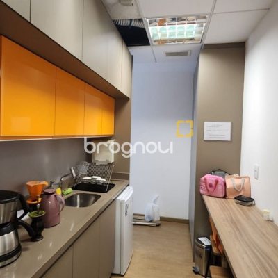 Sala com 100m², 4 garagens, no bairro Saco Grande em Florianópolis
