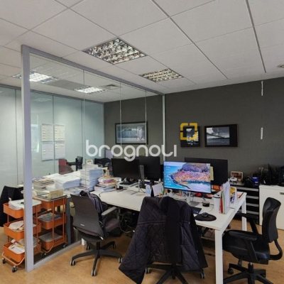 Sala com 100m², 4 garagens, no bairro Saco Grande em Florianópolis