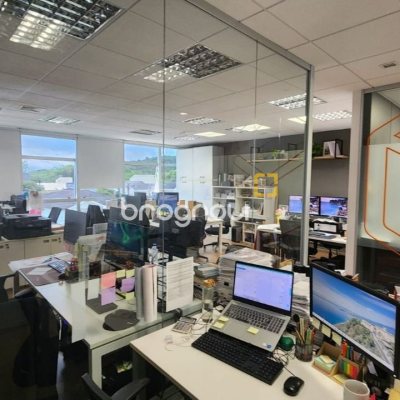 Sala com 100m², 4 garagens, no bairro Saco Grande em Florianópolis