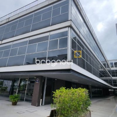 Sala com 100m², 4 garagens, no bairro Saco Grande em Florianópolis
