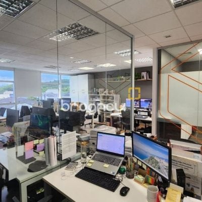 Sala com 100m², 4 garagens, no bairro Saco Grande em Florianópolis