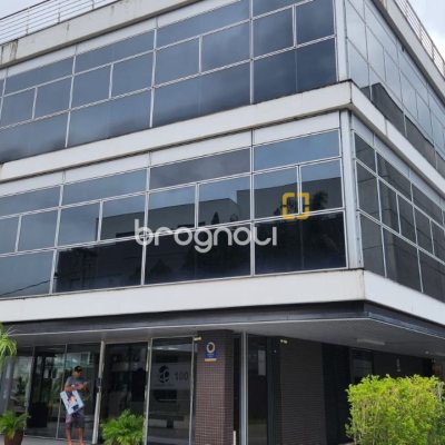Sala com 100m², 4 garagens, no bairro Saco Grande em Florianópolis