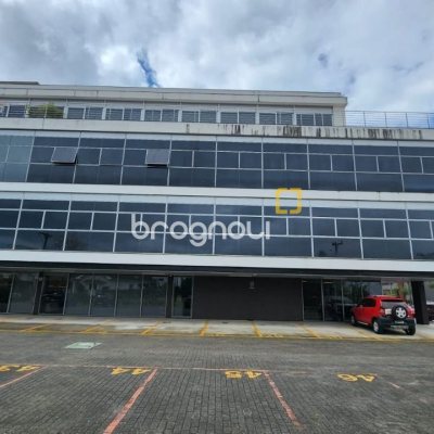 Sala com 100m², 4 garagens, no bairro Saco Grande em Florianópolis