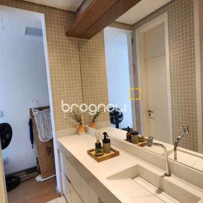 Sala com 100m², 4 garagens, no bairro Saco Grande em Florianópolis