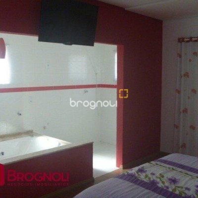 Casa com 274m², 3 quartos (sendo 1 suíte), 10 garagens, no bairro Serraria em São José