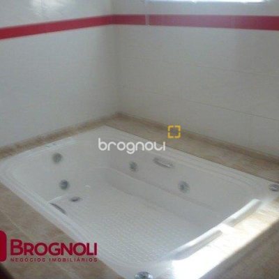 Casa com 274m², 3 quartos (sendo 1 suíte), 10 garagens, no bairro Serraria em São José