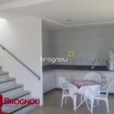 Casa com 274m², 3 quartos (sendo 1 suíte), 10 garagens, no bairro Serraria em São José