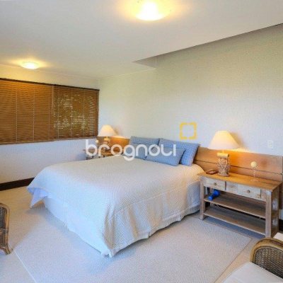 Casa de Condomínio com 517m², 5 quartos (sendo 2 suítes), no bairro Armação da Piedade em Governador Celso Ramos