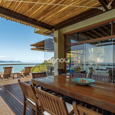 Casa de Condomínio com 517m², 5 quartos (sendo 2 suítes), no bairro Armação da Piedade em Governador Celso Ramos