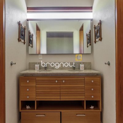 Casa de Condomínio com 517m², 5 quartos (sendo 2 suítes), no bairro Armação da Piedade em Governador Celso Ramos