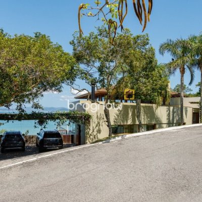 Casa de Condomínio com 517m², 5 quartos (sendo 2 suítes), no bairro Armação da Piedade em Governador Celso Ramos