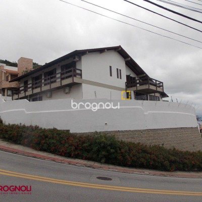 Casa com 414m², 3 quartos (sendo 1 suíte), 4 garagens, no bairro Agronômica em Florianópolis
