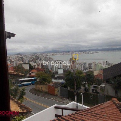 Casa com 414m², 3 quartos (sendo 1 suíte), 4 garagens, no bairro Agronômica em Florianópolis