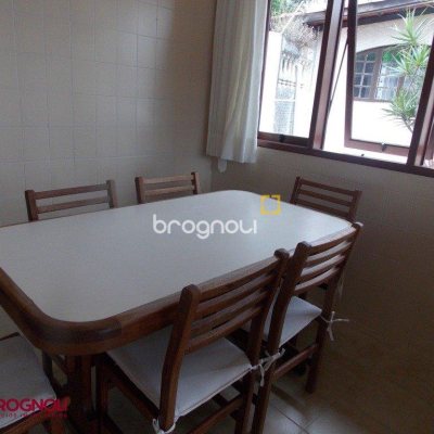 Casa com 414m², 3 quartos (sendo 1 suíte), 4 garagens, no bairro Agronômica em Florianópolis