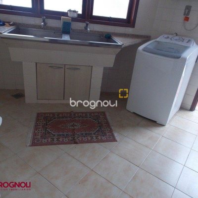 Casa com 414m², 3 quartos (sendo 1 suíte), 4 garagens, no bairro Agronômica em Florianópolis