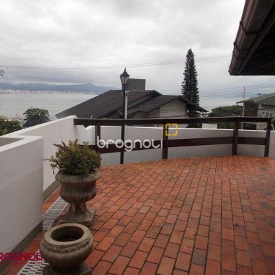 Casa com 414m², 3 quartos (sendo 1 suíte), 4 garagens, no bairro Agronômica em Florianópolis