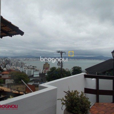 Casa com 414m², 3 quartos (sendo 1 suíte), 4 garagens, no bairro Agronômica em Florianópolis