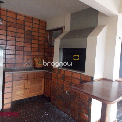 Casa com 414m², 3 quartos (sendo 1 suíte), 4 garagens, no bairro Agronômica em Florianópolis