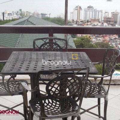 Casa com 414m², 3 quartos (sendo 1 suíte), 4 garagens, no bairro Agronômica em Florianópolis